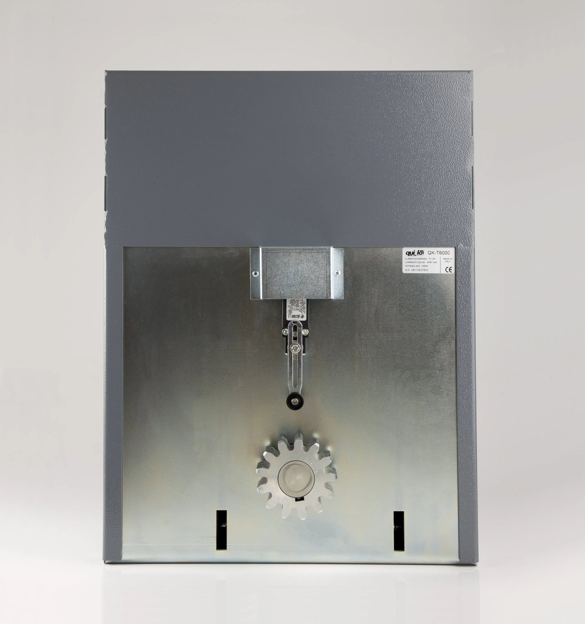 Quiko Titano 4000KG industrial sliding gate operator with manual unlocking mechanism.