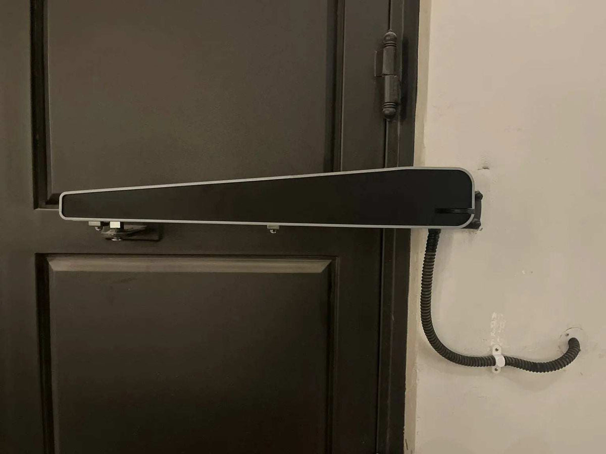 Comunello ABACUS 300 Swing Gate Motor, long black linear arm with a slim rectangular housing and metal brackets