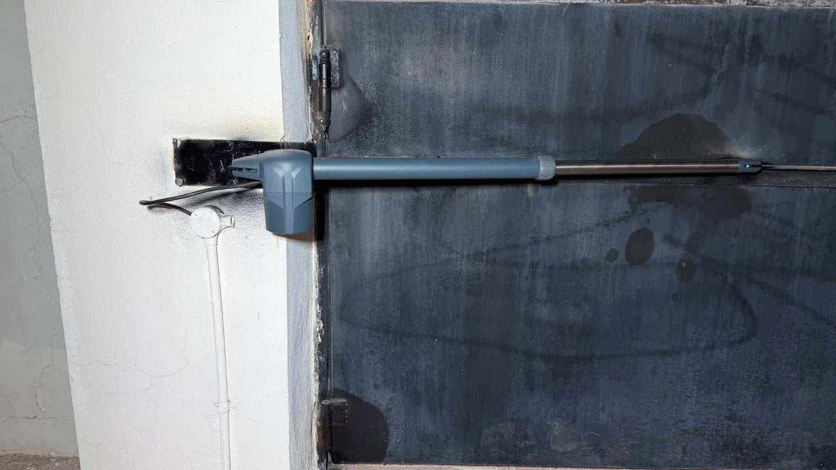 Swing gate operator Proteco ASTER 4 NEW with a grey metal telescopic arm and dark grey motor housing