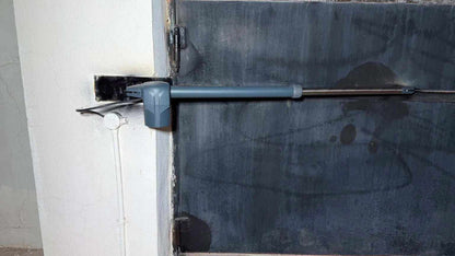 Swing gate operator Proteco ASTER 4 NEW with a grey metal telescopic arm and dark grey motor housing